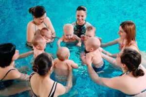 Nauka pływania przez małe dzieci