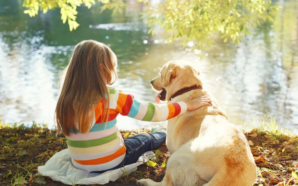Dziewczynka opiekująca się swoim psem w parku